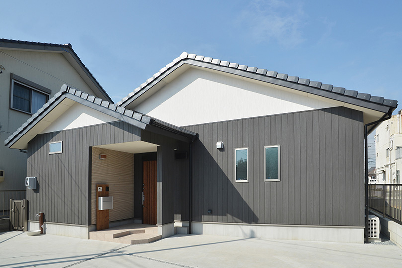 三角屋根とタイルの平屋